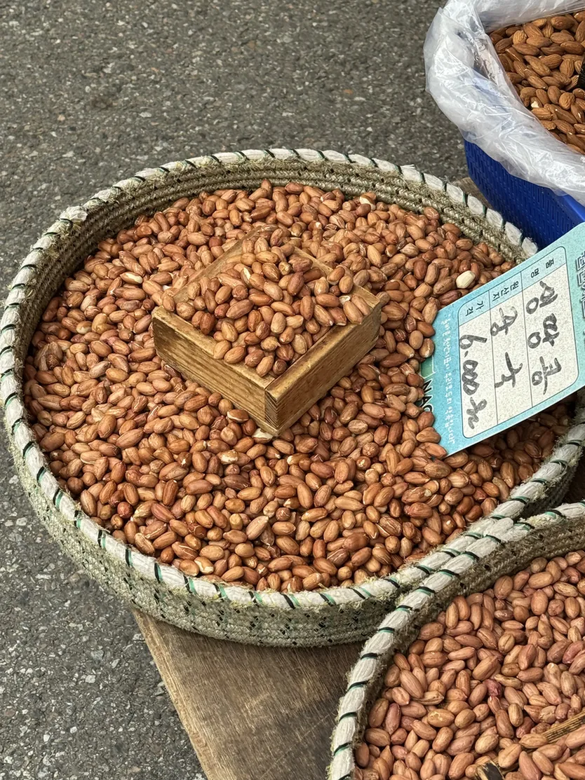 껍질째 땅콩과 계량용 되가 놓인 채반